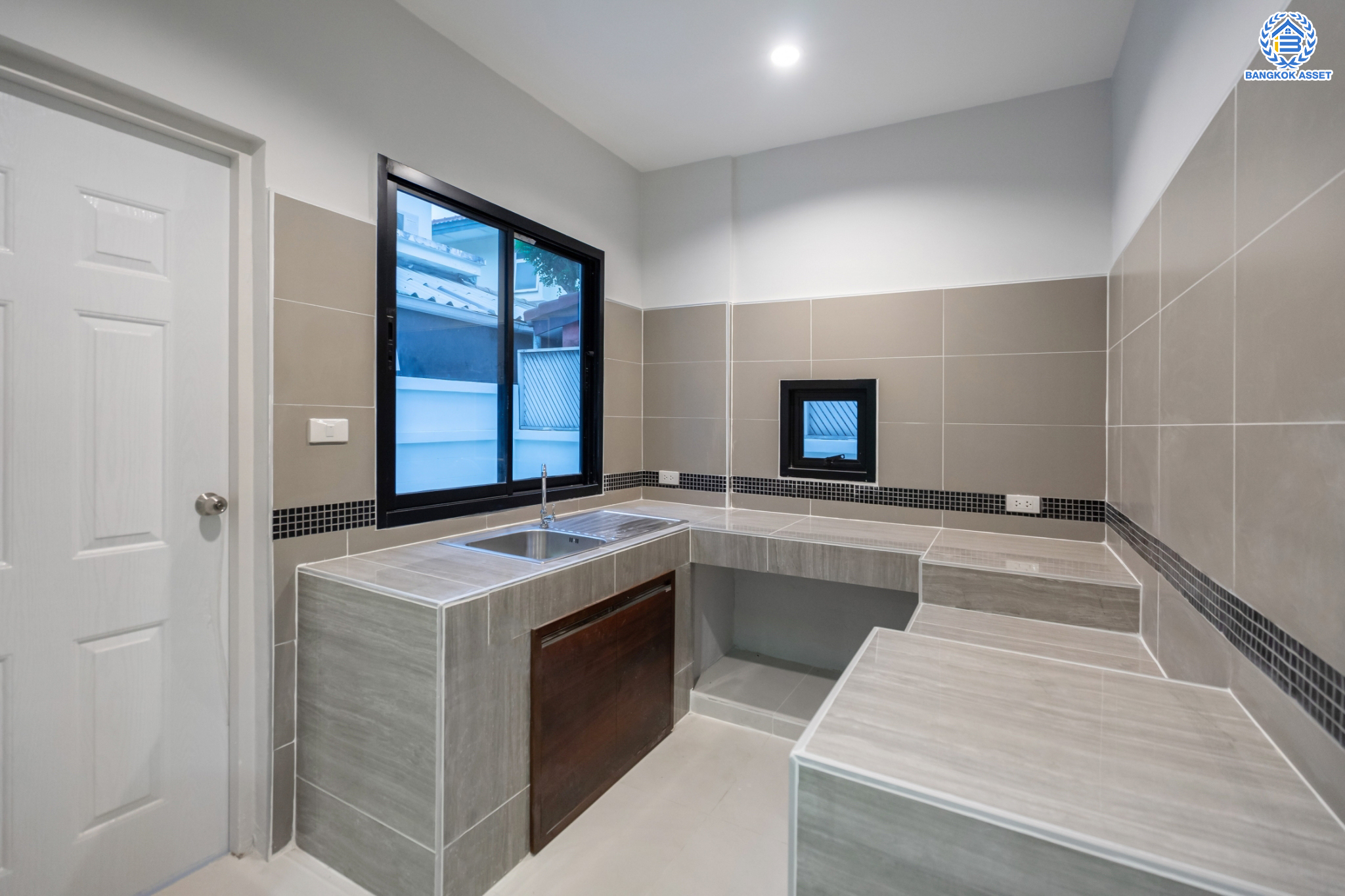 บ้านมือสองตกแต่งใหม่ ม.ชัยพฤกษ์ บางบัวทอง บ้านเดี่ยวแบรนด์ LH หลังมุม เนื้อที่ 77.1 ตร.ว. ฟังก์ชัน 3 ห้องนอน 4 ห้องน้ำ 1 ห้องอเนกประสงค์ 1 ห้องแม่บ้าน จอดรถ 2 คัน พร้อม Facilities ครบครัน บนทำเลเดินทางสะดวก ติดถนนบางกรวย-ไทรน้อย ใกล้เซ็นทรัลเวสต์เกต และรถไฟฟ้าสายสีม่วง "สถานีบางพลู"